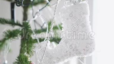 用漂亮的白色亮片拖鞋装饰圣诞树。 慢动作。 3840x2160
