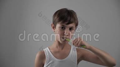 小男孩在浴室刷牙，停止因为牙齿疼痛。 牙科问题