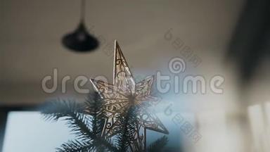 金色圣诞装饰，新年圣诞树上灿烂的星星`点缀