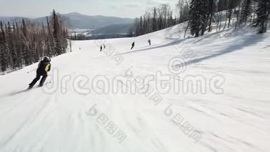 年轻的成人休闲滑雪者在寒冷的冬天享受田园诗般的完美天气。 在精心设计的滑雪道上滑雪