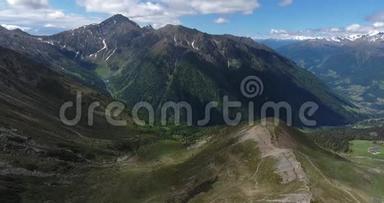 阿尔卑斯山在通往斯泰尔维奥的公路上的空中拍摄