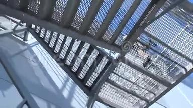 底部摄像机360度观看穿西装的人使用爬现代建筑楼梯在建筑物外