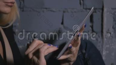 特写——女人`手触摸着平板电脑的屏幕