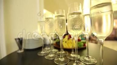 喜庆的新年桌上放着香槟`酒杯