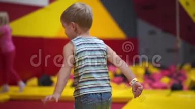 城市中一个现代儿童的快乐童年-这个男孩在游乐园里玩得很开心