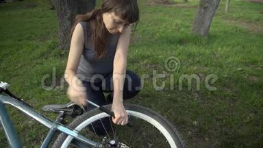 一位年轻妇女正在户外修理自行车。