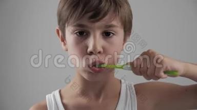 小男孩在浴室刷牙，停止因为<strong>牙齿疼痛</strong>。 牙科问题
