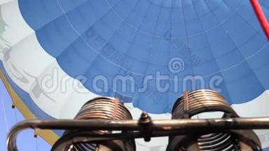 气球节和船员操作和准备气球。 蓝天上的气球。 天上的气球。