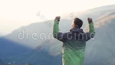年轻英俊的男人走在<strong>山里</strong>。 一个男子游客走在山的背景上。 的景观
