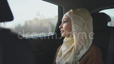 一位<strong>坐出租车</strong>去见朋友的阿拉伯女人的日常生活