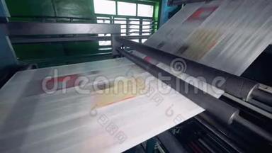 印刷设备在工厂的生产线上移动纸张。 4K.