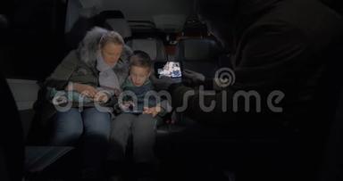 利用小型公共汽车和手机拍摄妈妈和孩子的移动视频