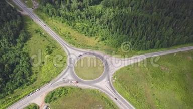 乡村环形交叉路口的俯视图。 剪辑。 林区环形公路交通