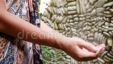 女人把她的手洗干净，把她的手洗干净