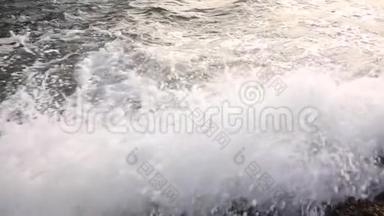 海浪<strong>拍打</strong>着大海的石岸，形成<strong>浪花</strong>和泡沫。 慢动作