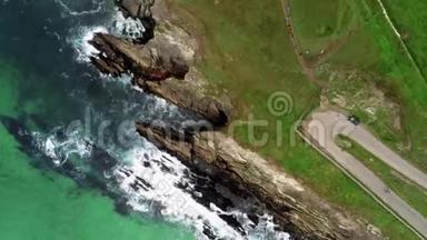 大西洋海水冲击着爱尔兰西部的岩石海岸线