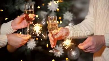 近距离拍摄<strong>庆</strong>祝新年的人们的<strong>双</strong>手，一对夫妇端着酒杯喝酒