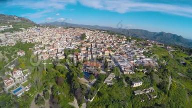 塞浦路斯房产出售或出租的俯视图，美丽的山地度假小镇