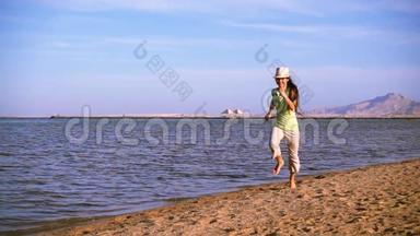 <strong>小女孩</strong>在红海的海滩上<strong>奔跑</strong>，慢动作