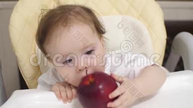 小孩子在桌子上玩红苹果