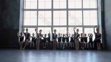 芭蕾舞学校的<strong>小</strong>芭蕾舞演员向镜头挥手。 穿着<strong>短裙</strong>的<strong>小</strong>女孩坐在窗台上