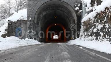 冬季风景名胜区内有古石隧道的道路
