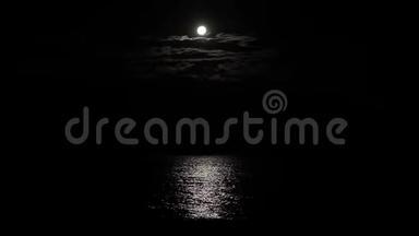 月亮在海<strong>水中</strong>的倒影，月光在<strong>水中</strong>的倒影
