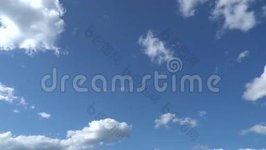 只有夏天的蓝天有着快速移动的变质白云。 全高清延时镜头