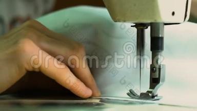 <strong>缝纫机</strong>缝白面料.. 缝纫织物的特写。 <strong>缝纫机</strong>的一大部分..