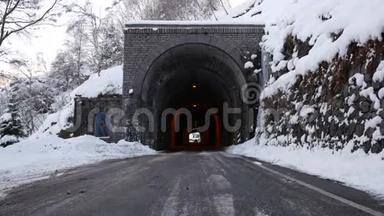 冬季<strong>风景名胜</strong>区内有古石隧道的山路