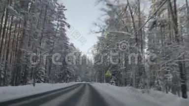 冬天汽车沿着森林道路行驶。 在下雪的乡村道路上驾驶POV。 白雪覆盖的道路
