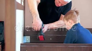 祖父和孙子<strong>正在修理</strong>家具。