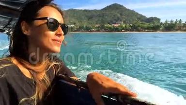 美丽的<strong>年轻笑</strong>容白种人女人在木制泰国船上航行。 泰国克拉比。