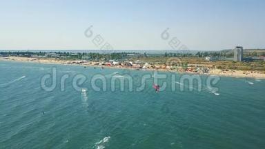 鸟瞰风筝冲浪极限运动与风<strong>自由泳</strong>。 美丽的海滩顶景。 很多风筝