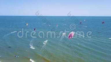 鸟瞰风筝冲浪极限运动与风自由泳。 美丽的海滩顶景。 很多风筝