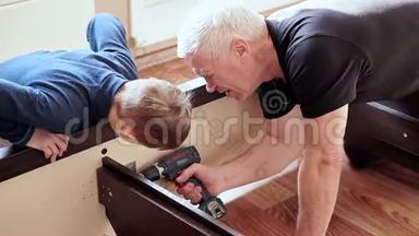 祖父和孙子正在修理家具。