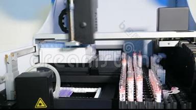 实验室分析诊断机.. 装有带血的容器或试管的机器人<strong>机械臂</strong>