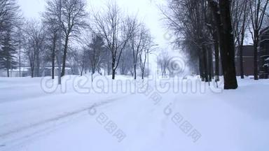 早晨下雪的冬天街道