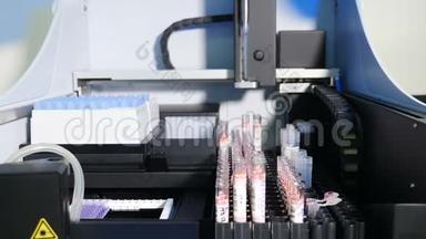 实验室分析诊断机.. 装有带血的容器或试管的机器人机械臂