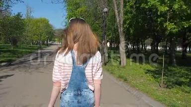 一个十几岁的<strong>女孩</strong>穿过公园。 阳光明媚的一天，<strong>女孩</strong>在<strong>清新</strong>的空气中。 一个穿着牛仔裤西装的少年在街上闲逛。