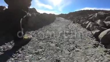 穿过火山荒原的小径的低镜头。