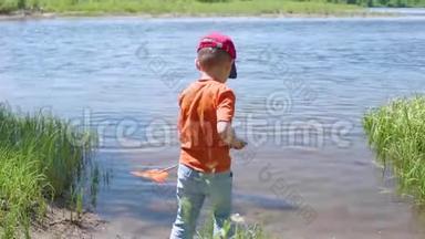 河岸上的男孩渔网。 美丽的<strong>夏日风景</strong>。 户外娱乐活动。