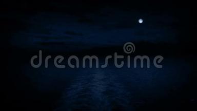 夜晚与月亮一起航行