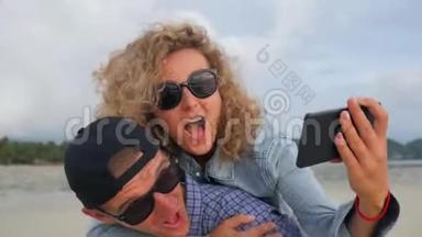 年轻夫妇带着自拍在海滩上。 在男朋友后面玩的女孩。 猪背搞笑视频。 泰国。 <strong>高清高清</strong>