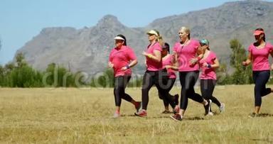 女教练协助在新兵训练营跑步的妇女