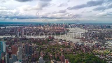 鸟瞰布鲁克林和曼哈顿，纽约市。 <strong>高楼大厦</strong>。 晴天，空中延时..