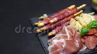 意大利肉盘视频-意大利<strong>火腿</strong>切片、香肠、格里西尼和<strong>帕尔马</strong>干酪