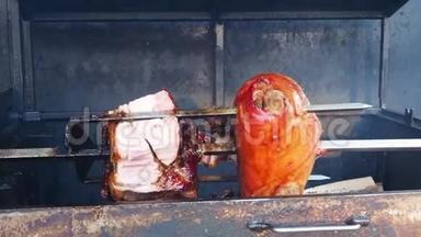 美味的猪肉火腿在火上烤着。 布拉格<strong>街</strong>头<strong>美食</strong>