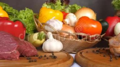 蔬菜、生菜叶、香料、咖喱、辣椒背景的木板上摆放着不同种类的肉