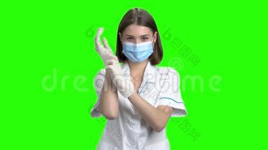 女医生戴白色防护手套的肖像。